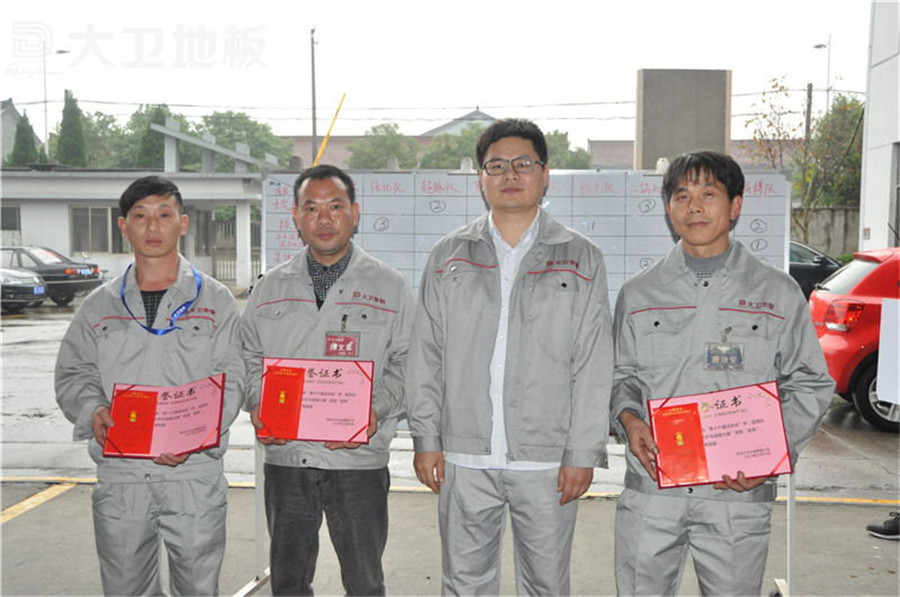 大衛(wèi)木業(yè)董事長蔣衛(wèi)為獲獎運動員頒發(fā)榮譽證書.jpg